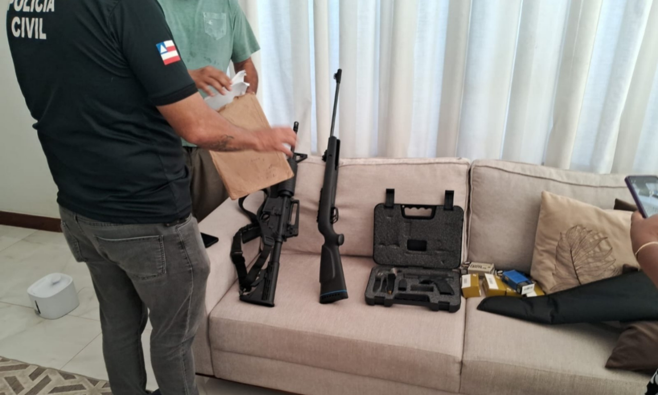 Arsenal é apreedido em imóvel de alto padrão em Simões Filho.Foto: PCBA