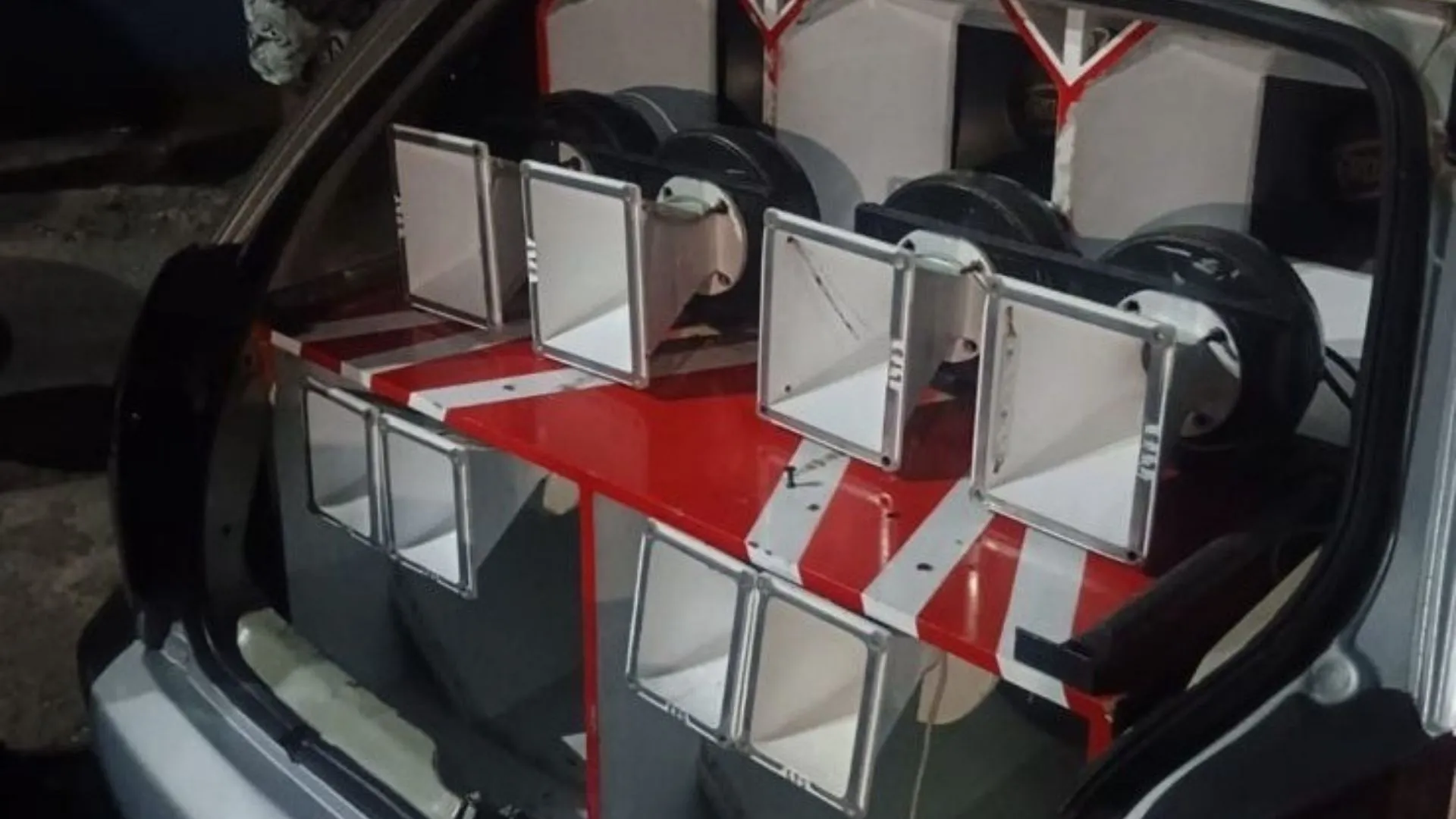 PM apreende veículo com som tipo 'paredão' em Plataforma