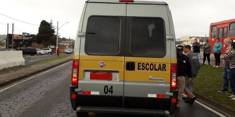 O transporte escolar em Palmas de Monte Alto atende diversas comunidades rurais, percorrendo longas distâncias diariamente/Foto: Divulgação/PRF