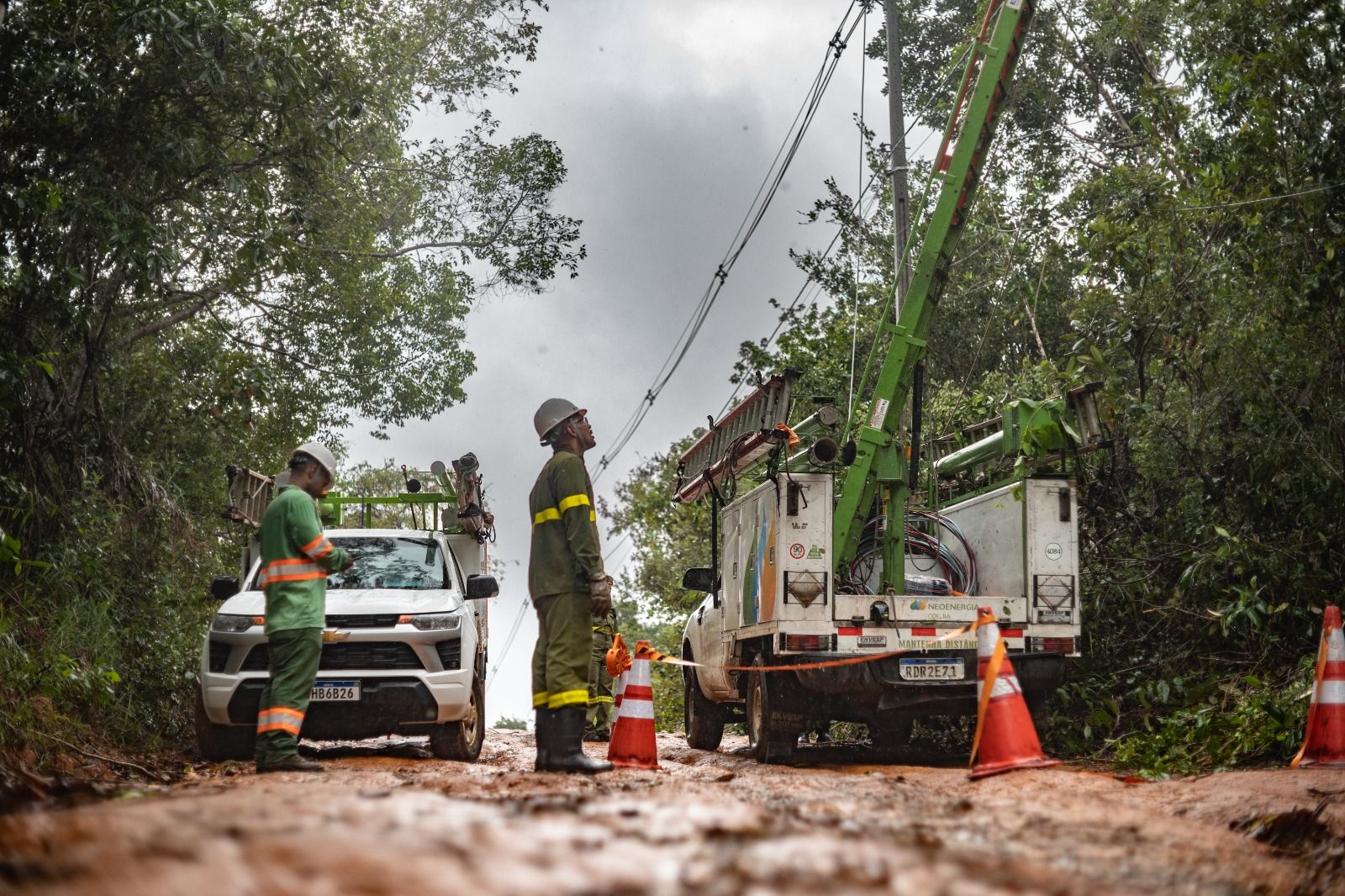 Poste de energia el&eacute;trica em Salvador durante manuten&ccedil;&atilde;o da rede da Neoenergia Coelba; cinco bairros ter&atilde;o desligamento programado neste domingo (26)
