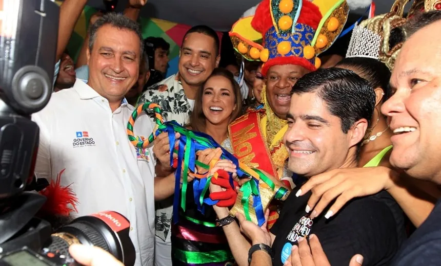 Carnaval é aberto durante desfile de Léo Santana no Campo Grande; assista