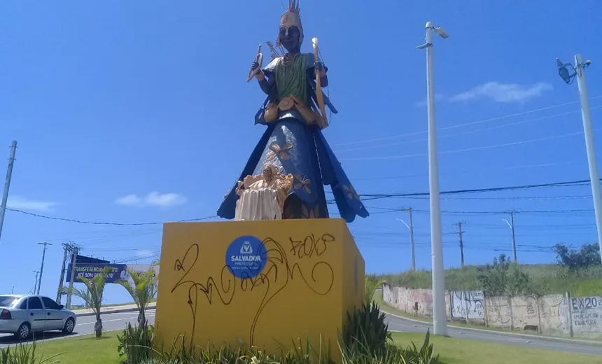 Escultura em homenagem a Mãe Stella de Oxóssi sofre vandalismo; "falta de amor a nossa cidade"