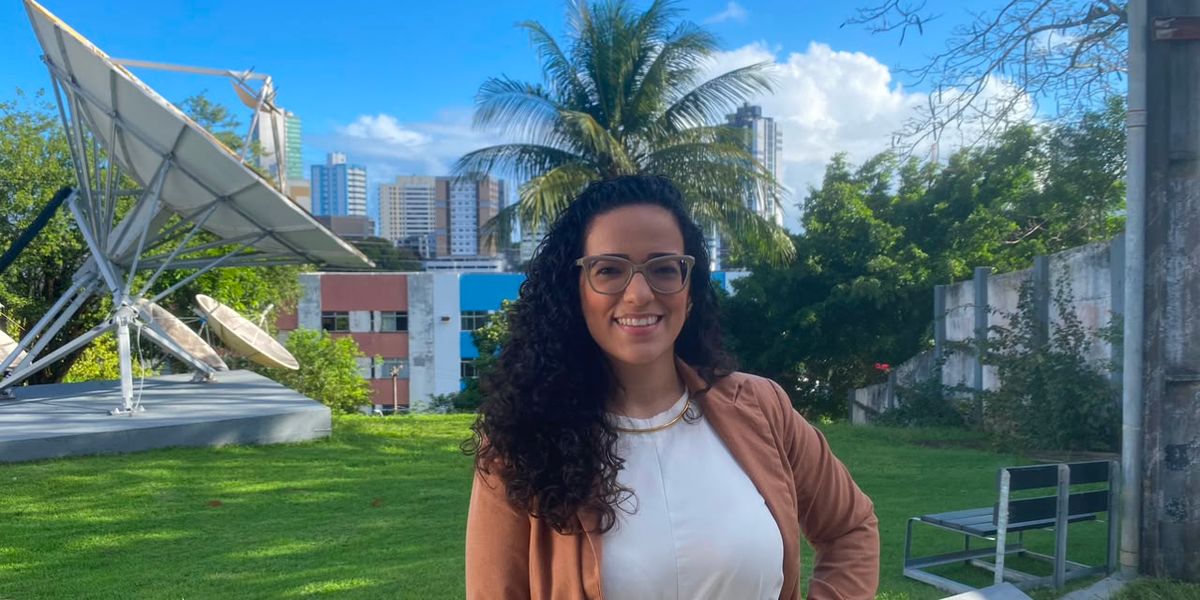 Advogada e jornalista Gilvana Luise durante palestra na SIPAT da TV Aratu, onde explicou como v&iacute;timas podem denunciar casos de ass&eacute;dio moral e sexual no ambiente de trabalho 