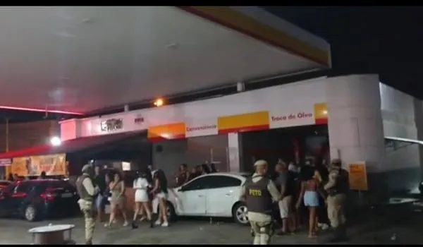 Aglomeração de 200 pessoas em posto de gasolina é encerrada pela PM em Lauro de Freitas