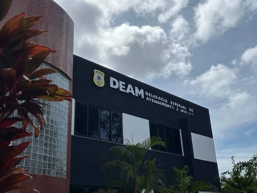 Mulher pula de carro após ser vítima de tentativa de abuso sexual de motorista por aplicativo em Salvador