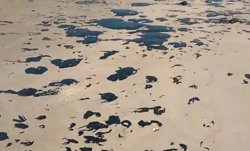  Deslocamento das manchas de óleo para o sul da Bahia preocupa Marinha