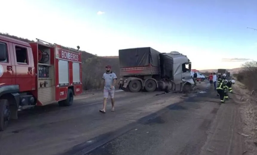 Engavetamento entre carretas, caminhões e carro deixa feridos em Ibotirama