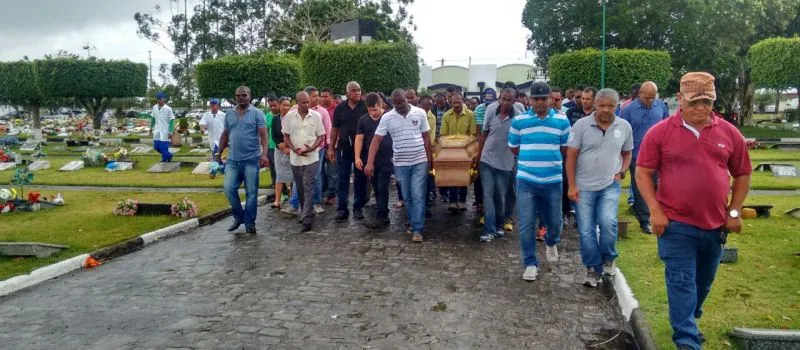 ADEUS: Enterrado corpo de PM morto a tiros de fuzil em Feira de Santana