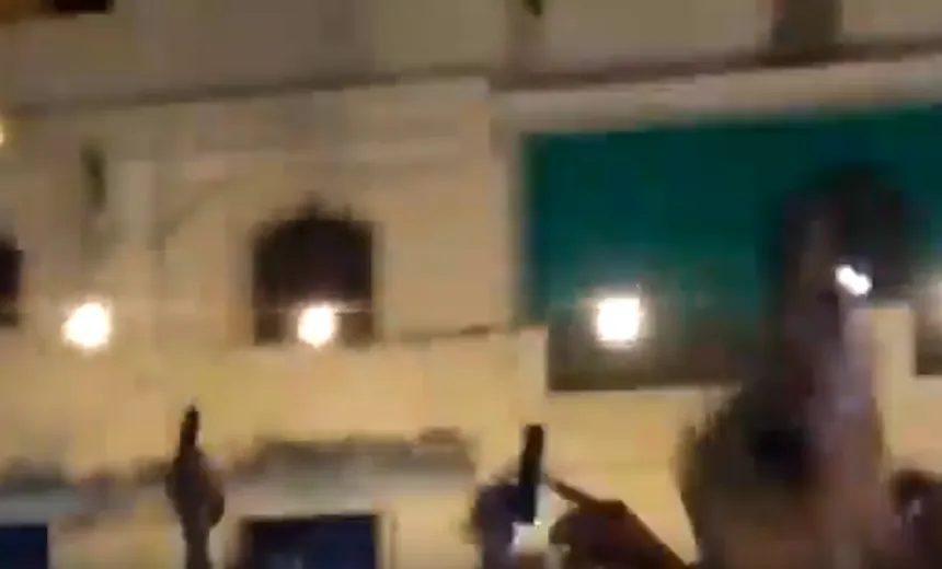 EXCLUSIVO! Traficantes ostentam armas e bebidas em festa no Nordeste de Amaralina; Assista