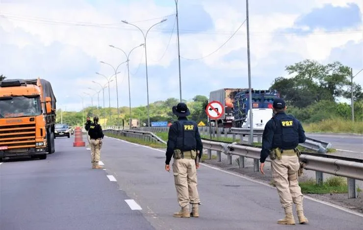 PRF resgata crianças que se esconderam em estepe de caminhão para conhecer praia
