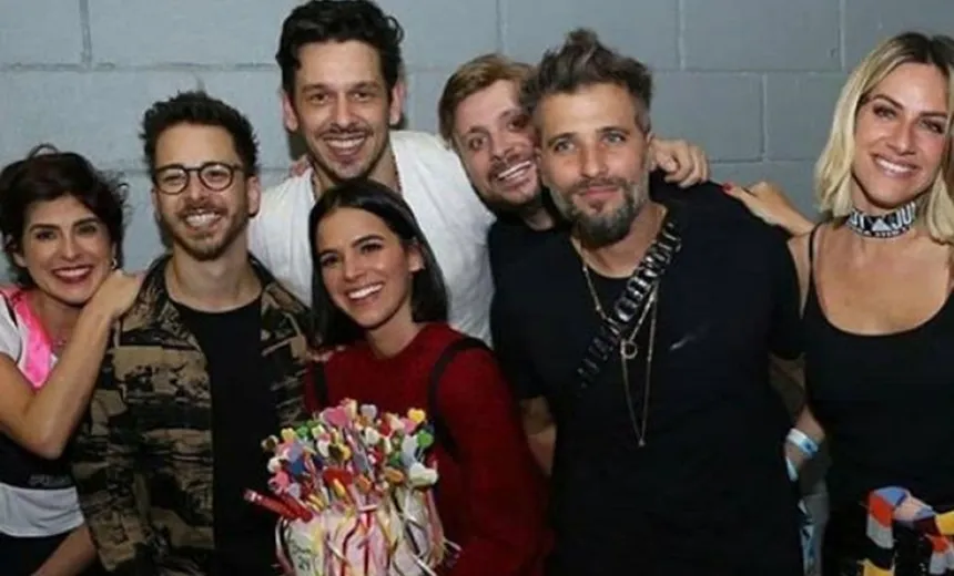 Marquezine ganha bolo de aniversário nos bastidores do show de Sandy e Jr