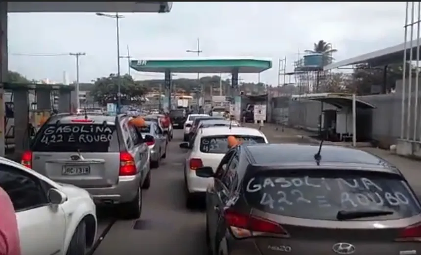 “R$ 4,22 É ROUBO”: Motoristas protestam pelo preço da gasolina em Salvador