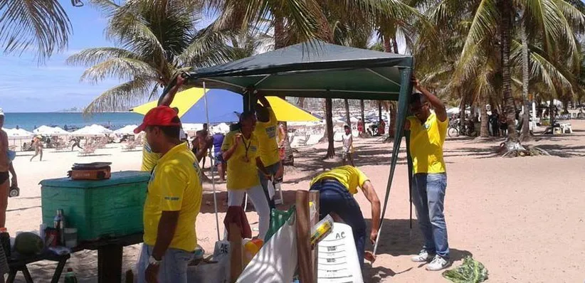 Mais de 200 cadeiras e 50 mesas são apreendidas pela prefeitura na praia de Piatã