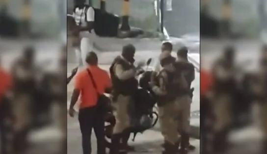 PM dá soco no rosto de motociclista que se recusou a fazer o bafômetro em Salvador; assista  