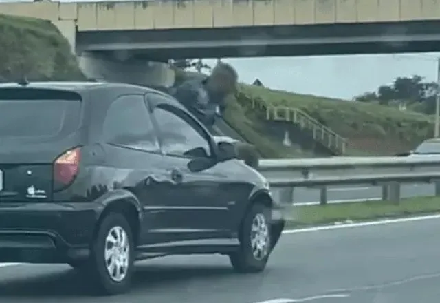 Homem é arrastado pela ex em cima do capô do carro em rodovia