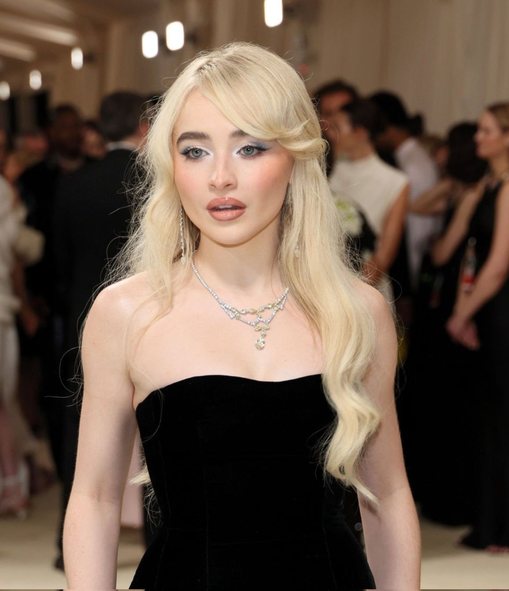 Sabrina Carpenter no Met Gala 2024. | Foto: Redes Sociais/@2015smetgala