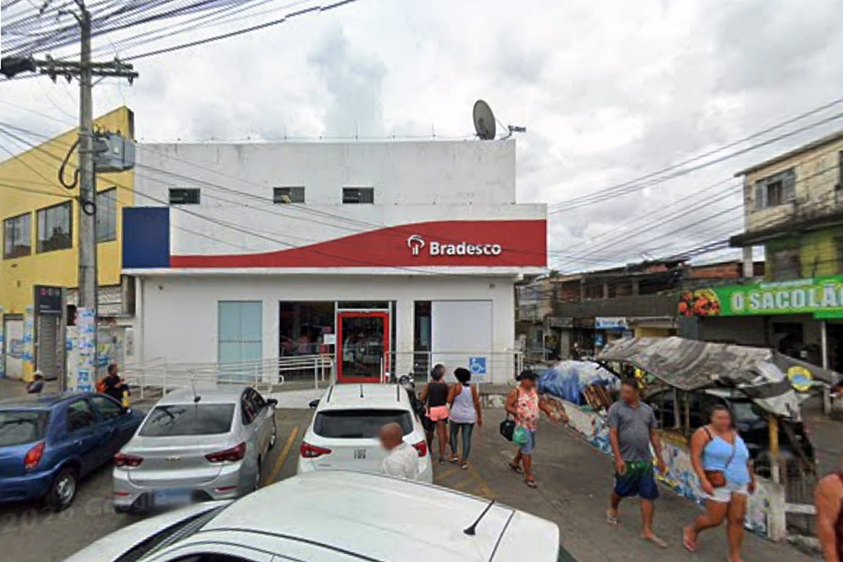 Ag&ecirc;ncia do Bradesco em Cajazeiras &eacute; fechada e clientes s&atilde;o transferidos. Foto: Google Street View