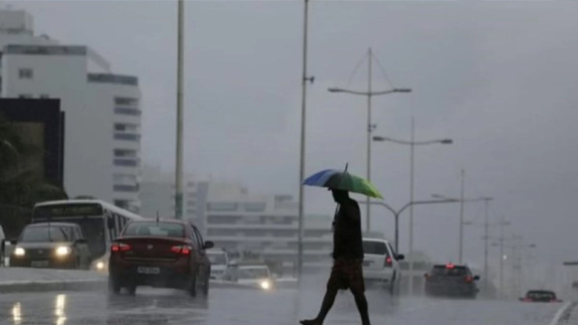 Rajadas de vento em Salvador superam os 60 km e volume de chuva é recorde