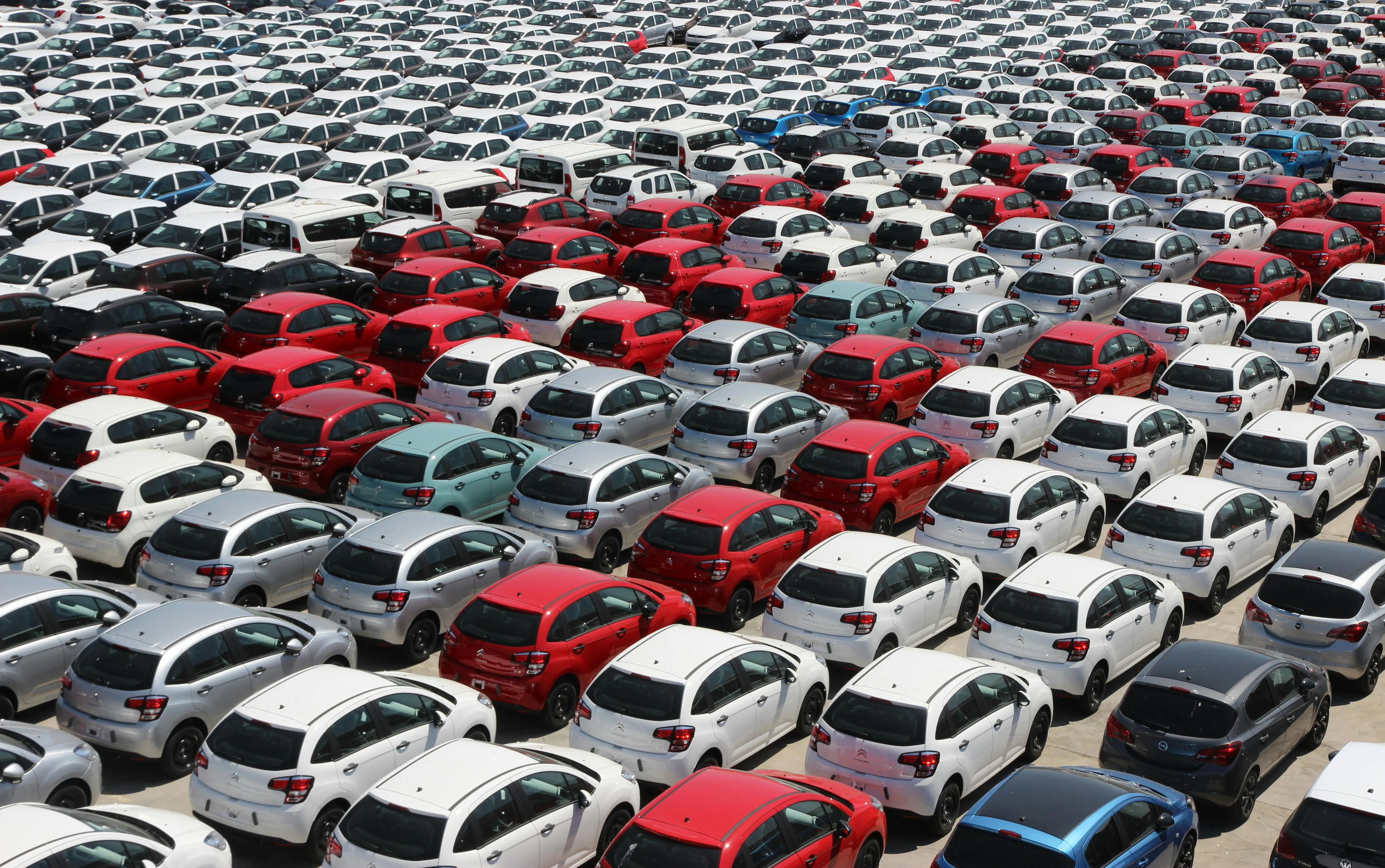 A cor do seu carro pode deixar a sua cidade mais quente, diz estudo