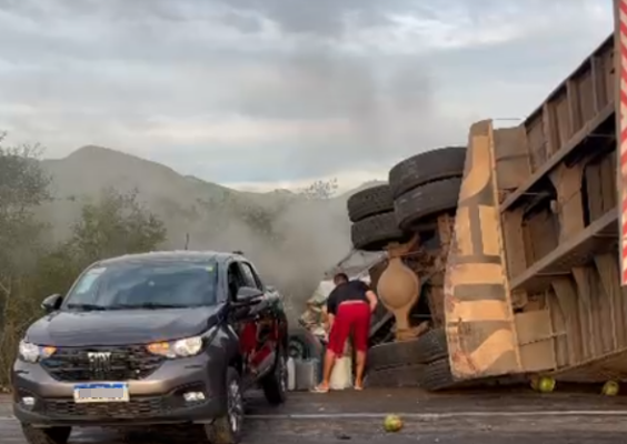 Caminh&atilde;o E Van   Acidente Nabr116