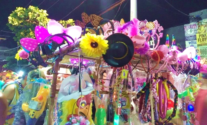 Ainda não tem fantasia? Itens carnavalescos são encontrados ‘no precinho’ na avenida
