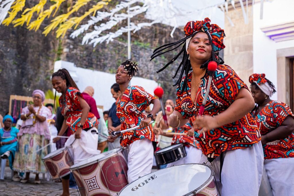 Artistas, produtores, agentes culturais e representantes da sociedade civil j&aacute; podem participar da Consulta P&uacute;blica para a revis&atilde;o do Plano Municipal de Cultura de Salvador. A iniciativa &eacute; promovida pela Funda&ccedil;&atilde;o Greg&oacute;rio de Mattos (FGM) nesta sexta-feira (10) e que segue dispon&iacute;vel at&eacute; 29 de julho.   A a&ccedil;&atilde;o &eacute; feita em parceria com o Conselho Municipal de Pol&iacute;tica Cultural (CMPC) e integra a programa&ccedil;&atilde;o comemorativa pelos 40 anos da FGM, celebrados em 2026. As propostas validadas pela popula&ccedil;&atilde;o v&atilde;o subsidiar a pauta e guiar a constru&ccedil;&atilde;o da 7&ordf; Confer&ecirc;ncia Municipal de Cultura de Salvador, que ser&aacute; realizada ainda no segundo semestre de 2026.   Para participar, &eacute; necess&aacute;rio acessar o site https://consultapublicapmc2026.salvador.ba.gov.br/ e ficar atento &agrave;s regras de preenchimento, com o limite de 30 minutos para cada sess&atilde;o do formul&aacute;rio. Caso o usu&aacute;rio n&atilde;o consiga concluir o envio dentro deste prazo, a ferramenta permite salvar o progresso para retornar e finalizar o preenchimento mais tarde, evitando a perda de dados.  No mesmo endere&ccedil;o, a FGM disponibiliza os links para a leitura completa do Plano Municipal de Cultura de Salvador e do documento de monitoramento do plano. D&uacute;vidas sobre o funcionamento do formul&aacute;rio podem ser sanadas pelo e-mail cmpc@salvador.ba.gov.br.   Plano Municipal de Cultura  Institu&iacute;do pela Lei n&ordm; 9.619/22 ap&oacute;s a constru&ccedil;&atilde;o entre 2018 e 2019, o atual Plano Municipal de Cultura tem validade prevista at&eacute; 2032. No entanto, a atualiza&ccedil;&atilde;o do documento &eacute; necess&aacute;ria para abrigar as transforma&ccedil;&otilde;es do setor, novas demandas e desafios que surgiram na capital baiana nos &uacute;ltimos anos.   A consulta p&uacute;blica &eacute; um canal de di&aacute;logo permanente, estruturando o plano original - que conta com 10 diretrizes, 13 objetivos, 29 metas e 268 a&ccedil;&otilde;es - em uma metodologia organizada por eixos tem&aacute;ticos, facilitando a compreens&atilde;o dos cidad&atilde;os e tornando o processo de contribui&ccedil;&atilde;o mais simples, din&acirc;mico e acess&iacute;vel.