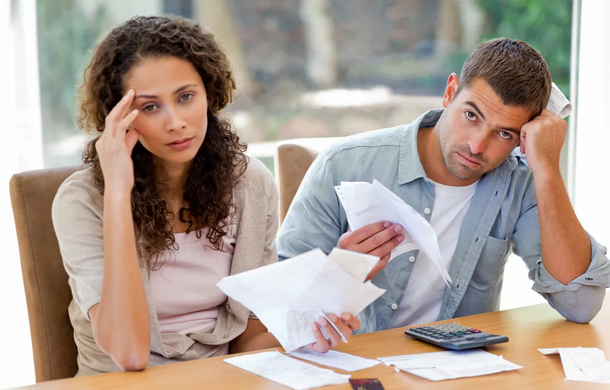 Imagem de casal com dividas