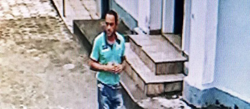 SEM BENÇÃO: Homem é flagrado por câmera de segurança roubando objetos pessoais em igreja