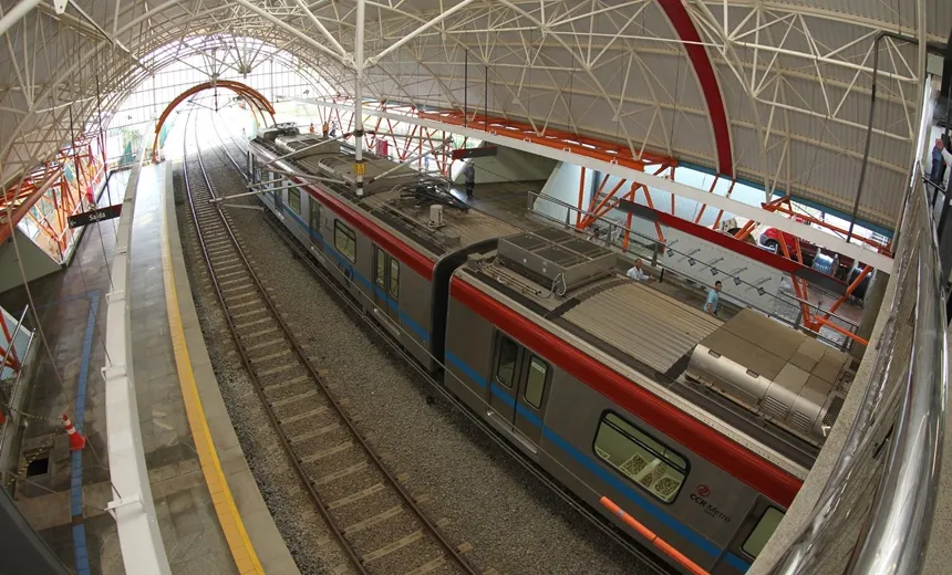 Homem invade trilhos do metrô na estação Pituaçu