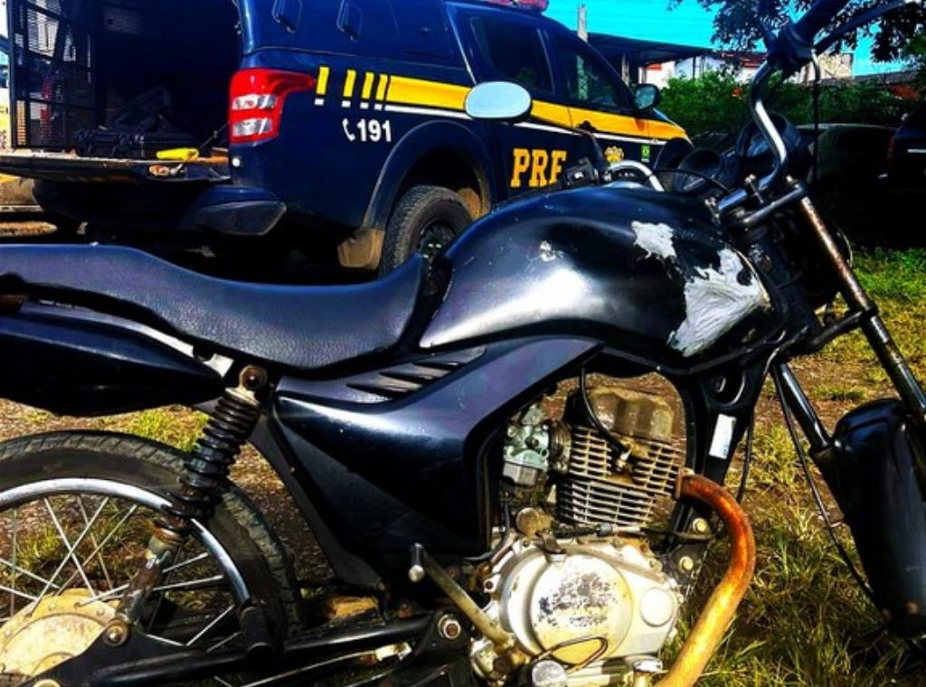 O motociclista embrigado conduzia uma moto roubada, sem capacete, e com placas clonadas de uma caminhonete Hilux. Foto: Divulgação/PRF