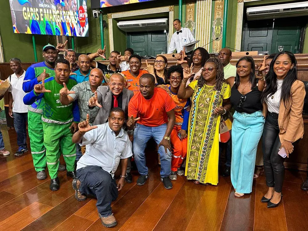 Suíca e SindilimpBA debatem com garis e margaridas futuro da categoria e participam de entrega de caminhões em Salvador