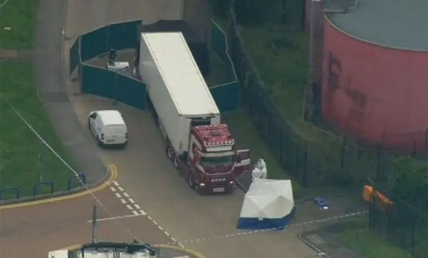 MISTÉRIO: polícia encontra 39 corpos dentro de caminhão na Inglaterra
