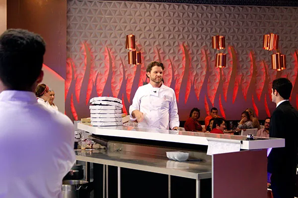 Irritado com atraso no restaurante, Bertolazzi pede pizza no Hell´s Kitchen