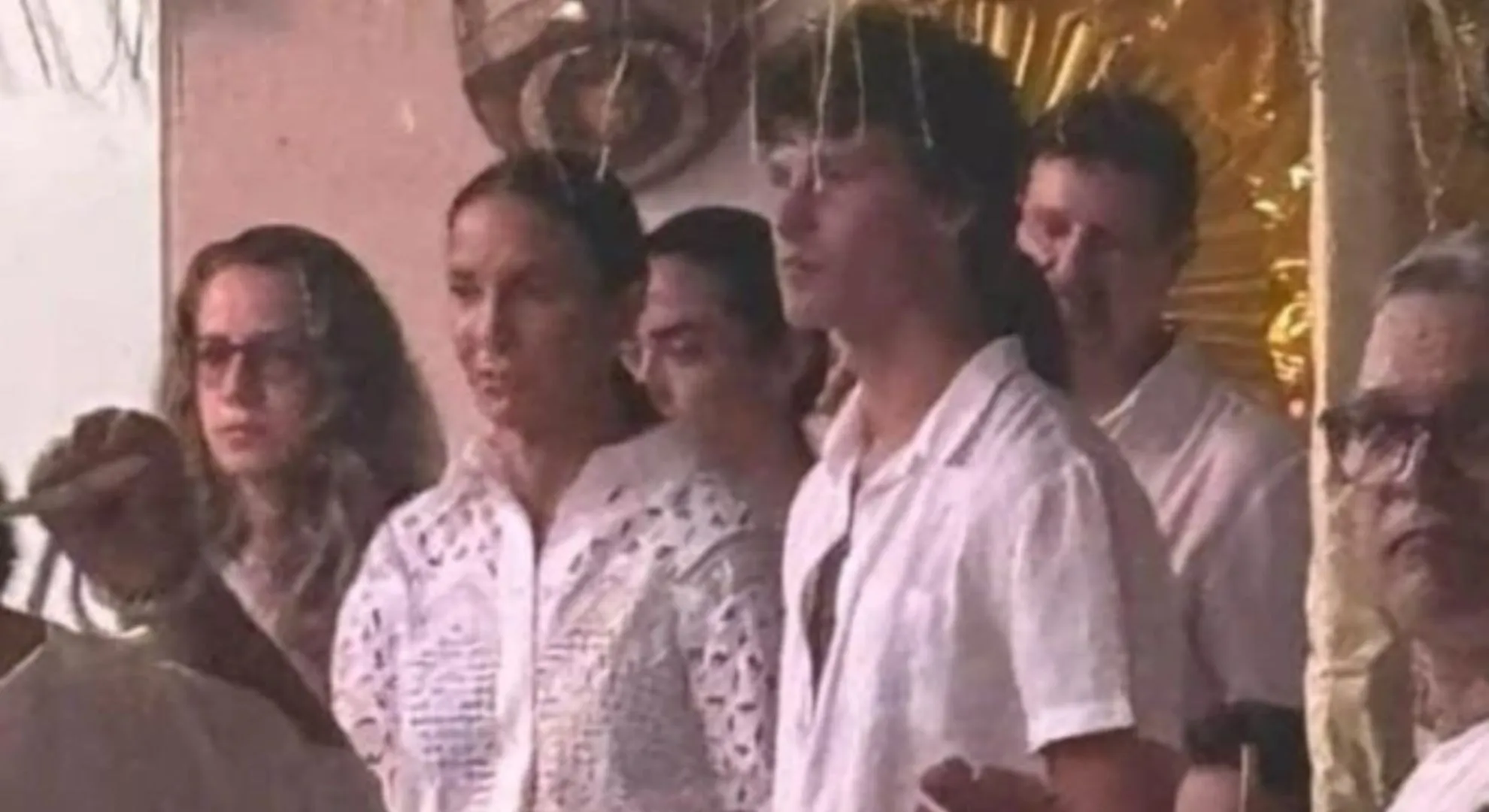 Shawn Mendes visita terreiro ao lado de Ivete Sangalo em Salvador