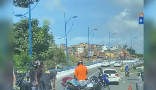 Um fica ferido após moto e bicicleta baterem de frente na Avenida Vasco da Gama, em Salvador 
