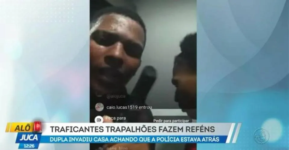 Homens armados fazem 2 idosos de reféns e registram cenas em live nas redes sociais
