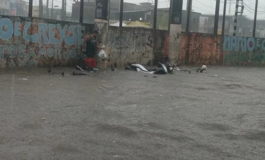 Chuva forte que cai em Salvador deixa vias importantes completamente alagadas; veja vídeos