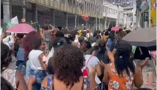 Professores da rede municipal de Salvador iniciam greve e fazem caminhada no centro da cidade; assista