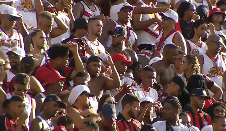 Marinho é flagrado na torcida do Vitória durante clássico no Barradão