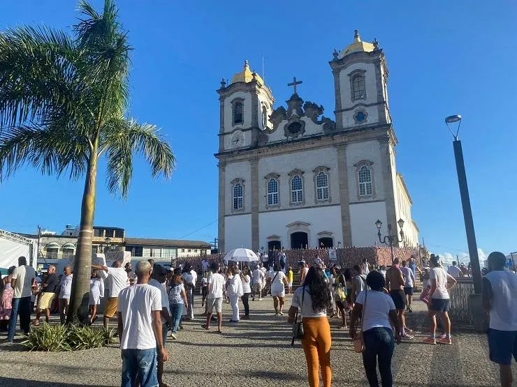 Dia de Gratidão! Baianos e turistas sobem a Colina Sagrada na última sexta do ano