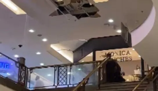 Susto! Vazamento em tubulação provoca rompimento e queda de parte de teto em shopping de Salvador