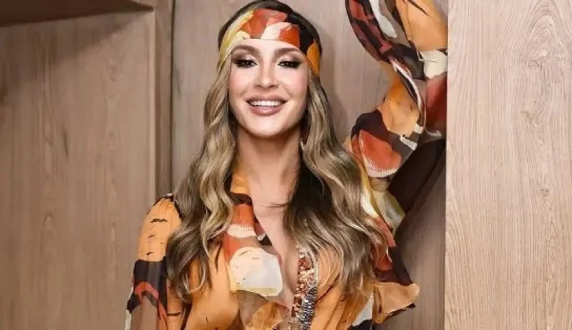Claudia Leitte agita o palco do Domingo Legal ao vivo neste domingo (5)