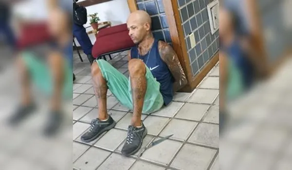 Homem é detido com faca após agressão no Porto da Barra