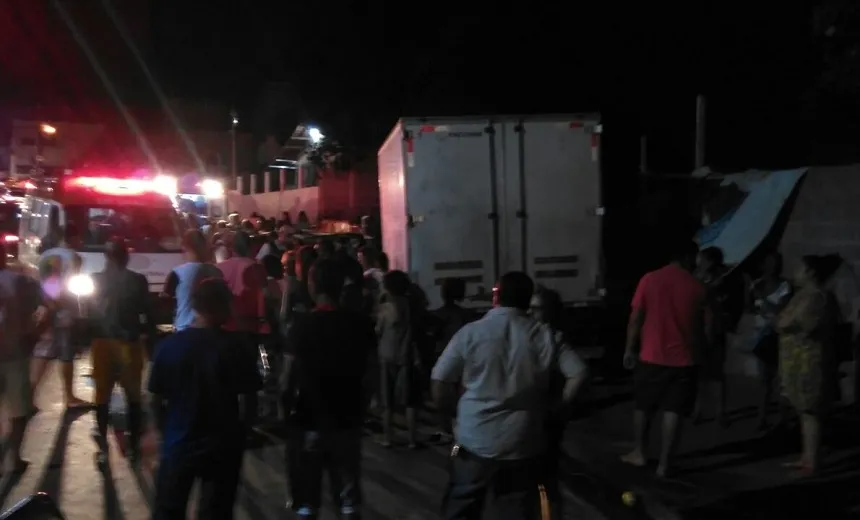 AV. GAL COSTA: Quatro pessoas ficam feridas após caminhão colidir com barraca de frutas