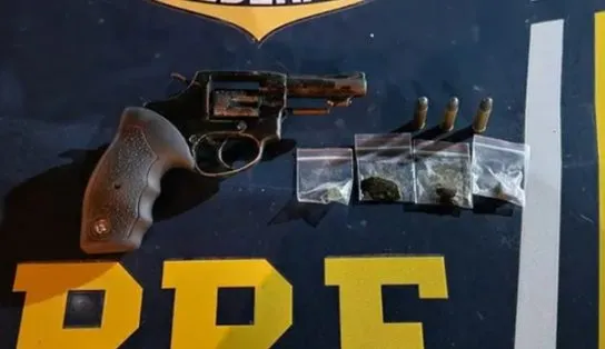 Mulher é presa por levar arma e drogas escondidos no carpete de carro