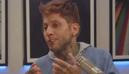 Kannário acende cigarro de maconha no meio de entrevista a podcast e fala de prisão polêmica em 2015; assista