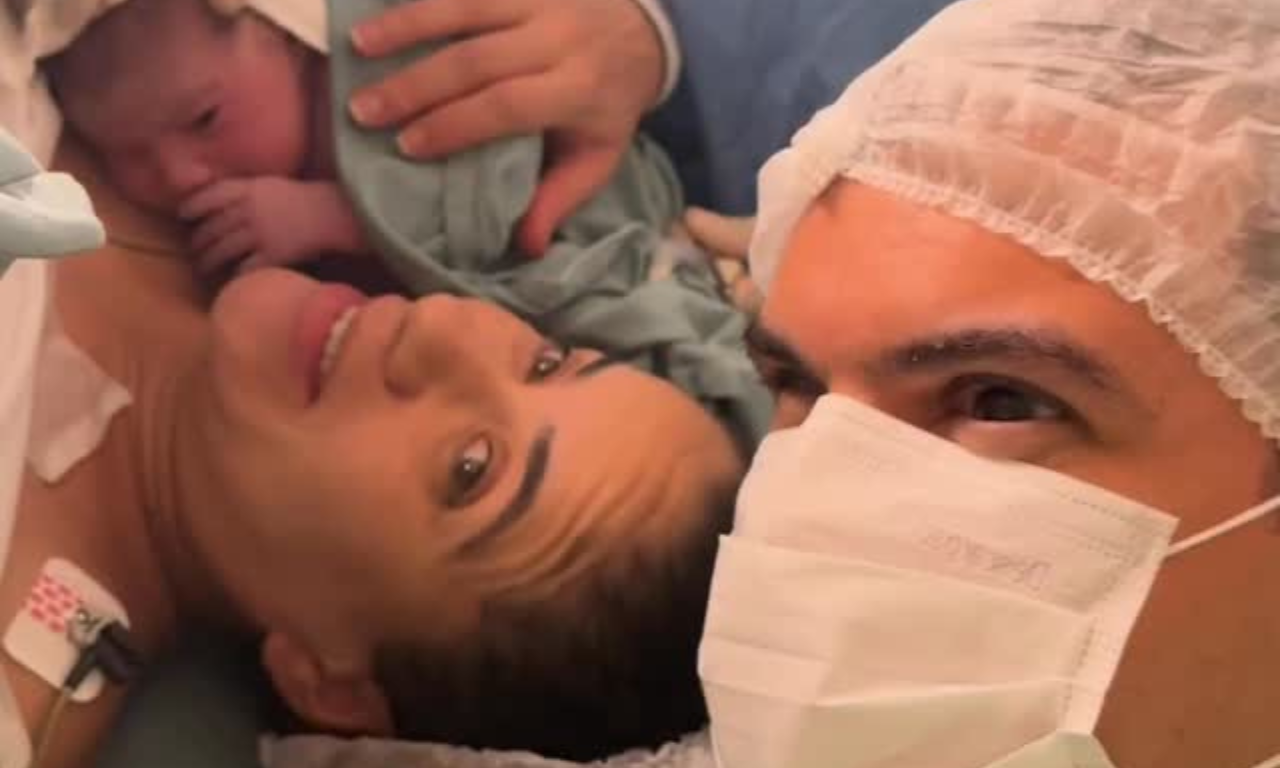 Pai com deficiência visual acompanha parto da filha por narração em Salvador.Foto: Reprodução | X