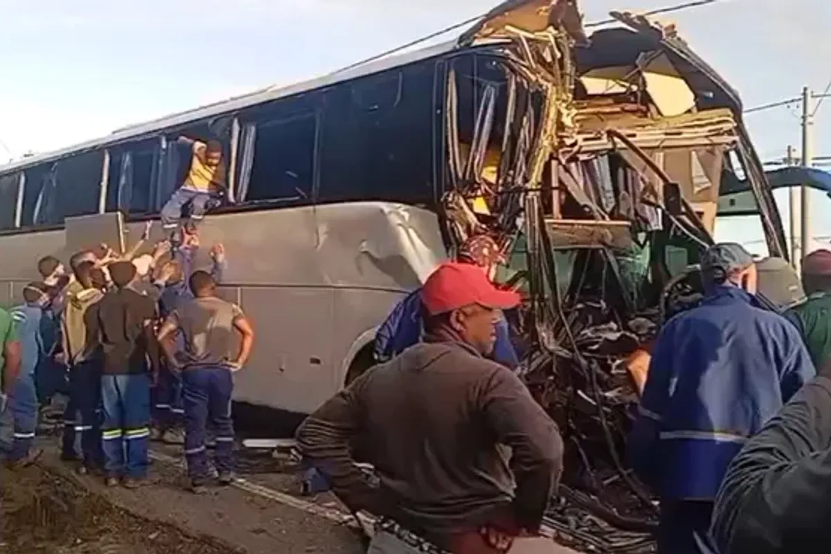 Acidente com &ocirc;nibus e caminh&atilde;o deixou trabalhadores feridos. Foto: Reprodu&ccedil;&atilde;o