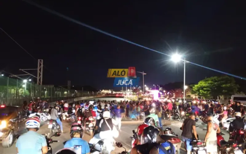 Eles fecharam as vias queimando pneus e objetos de madeira/Foto: Reprodu&ccedil;&atilde;o