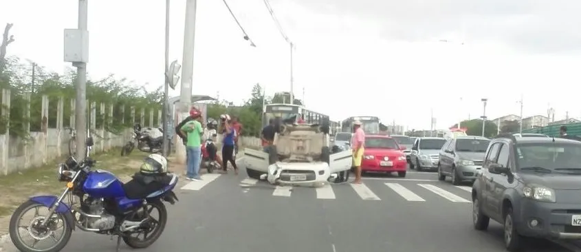 Uma pessoa fica ferida após capotamento na Paralela; Trânsito é lento no local